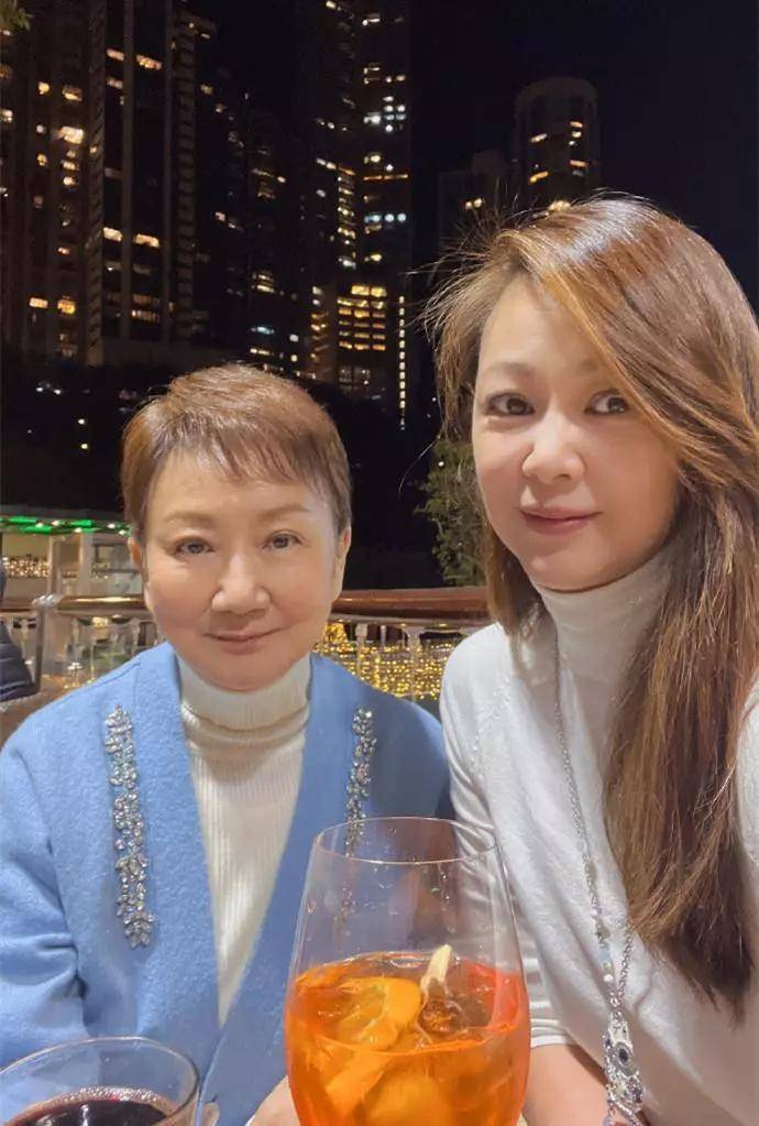 王馨平晒黑白照悼念亡父,舅舅曾江也在同月去世_王宇_父亲_焦姣