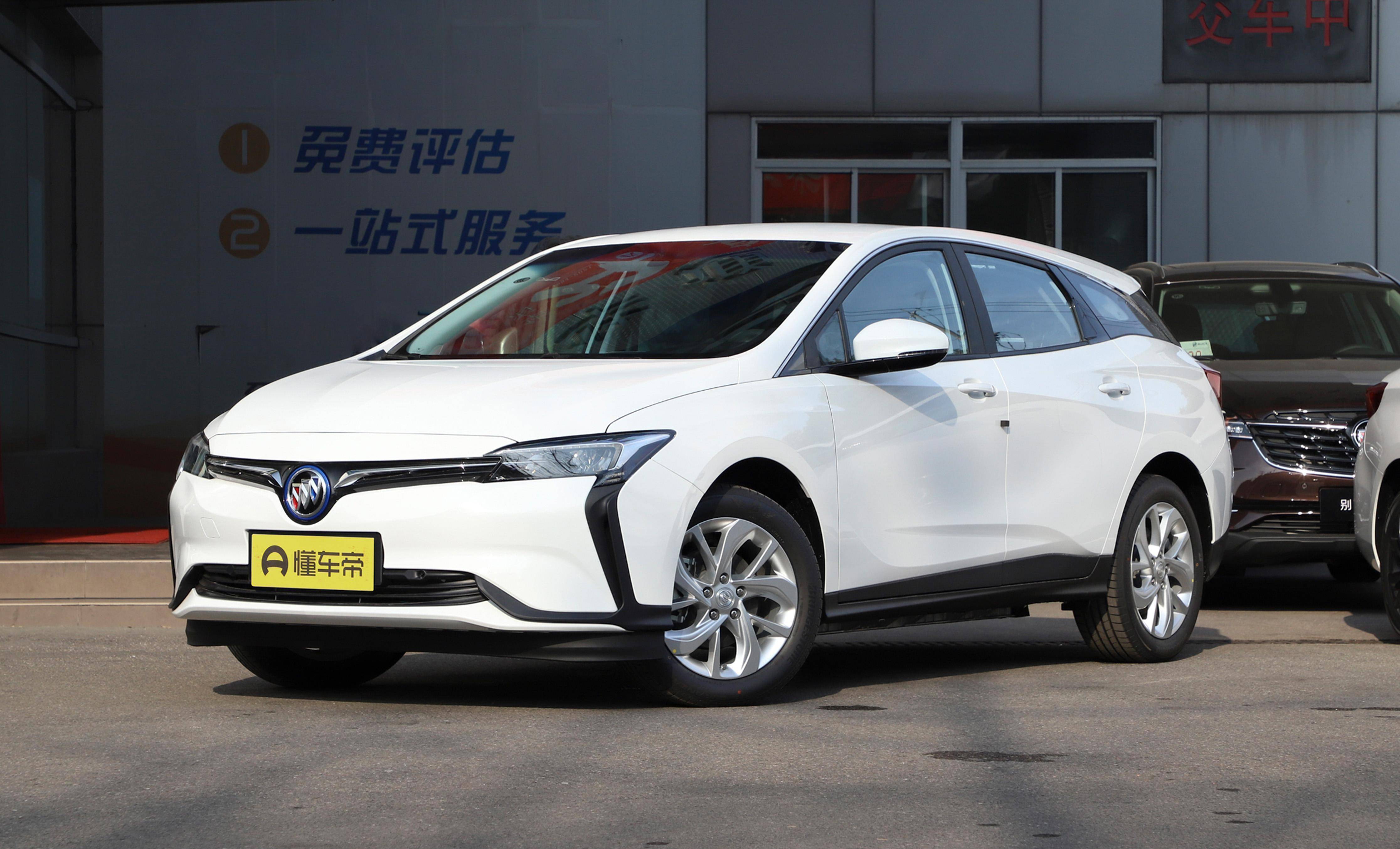 别克微蓝6和标致408x的共性就是二者都采用了两厢车身,并且都主打运动