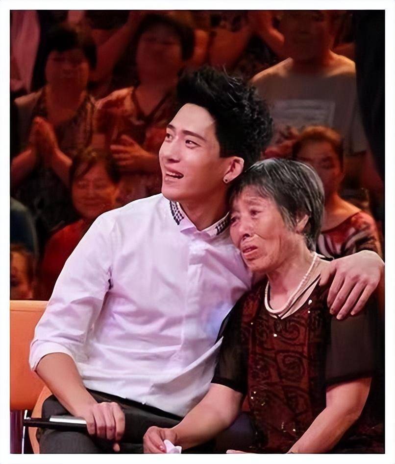 井柏然不满月被遗弃,60岁奶奶靠拾荒养大,成名后父母反倒来相认_比赛