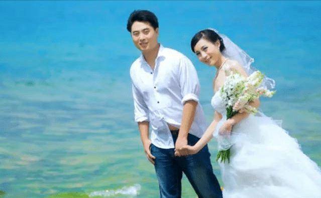 在医务室的时候,医生要求佟强脱掉衣服进行检查,没想到这个时候的杨丹