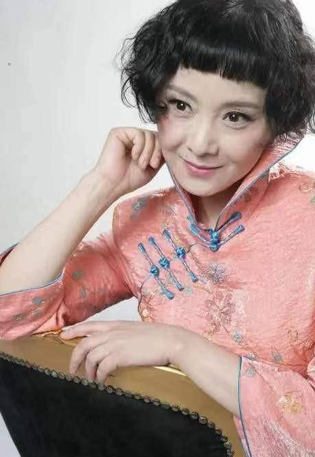 那个靠卖唱9年为夫还债千万的安雯,现在怎么样了?_苏越_生活_演艺事业