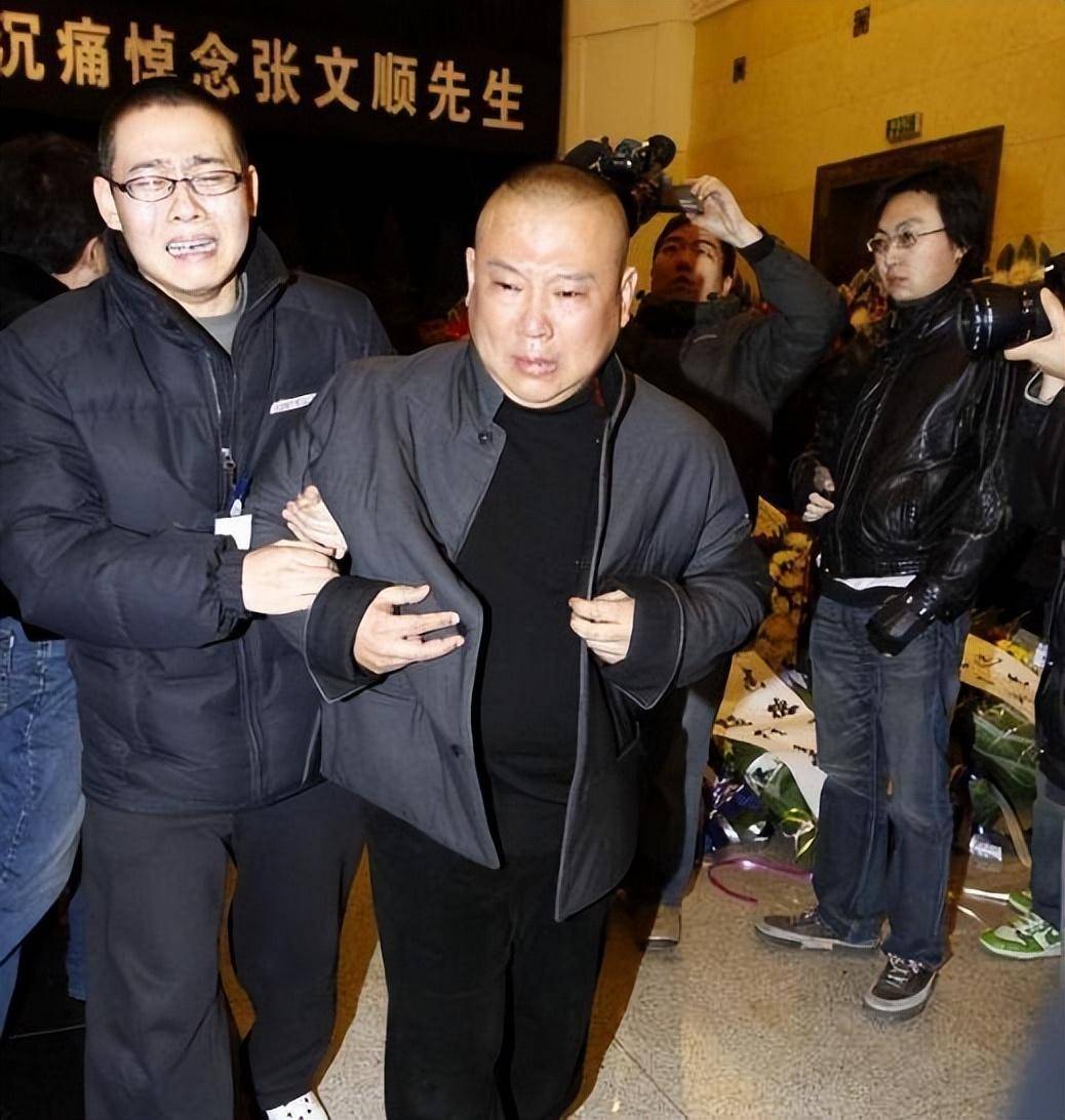 德云社的后台,一直都挂着张文顺和侯耀文的遗像.