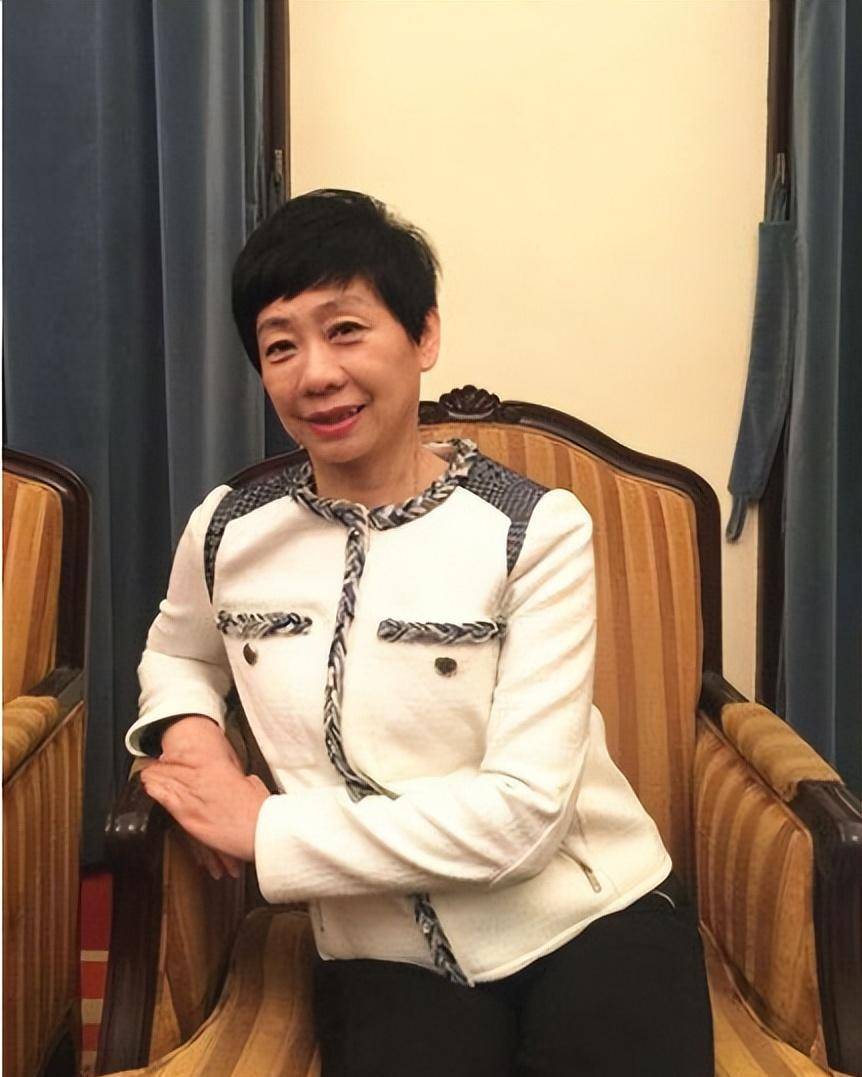 名导郑晓龙:40岁才结婚,为工作与妻子异国分居多年,有痛有泪_王小平