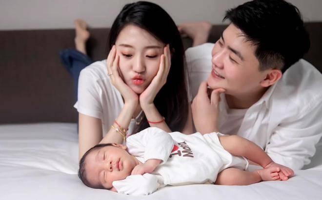 闫学晶:孙子恩仔拍写真,第3次遗憾缺席孙子出生以来的新的时刻_徐梦迪