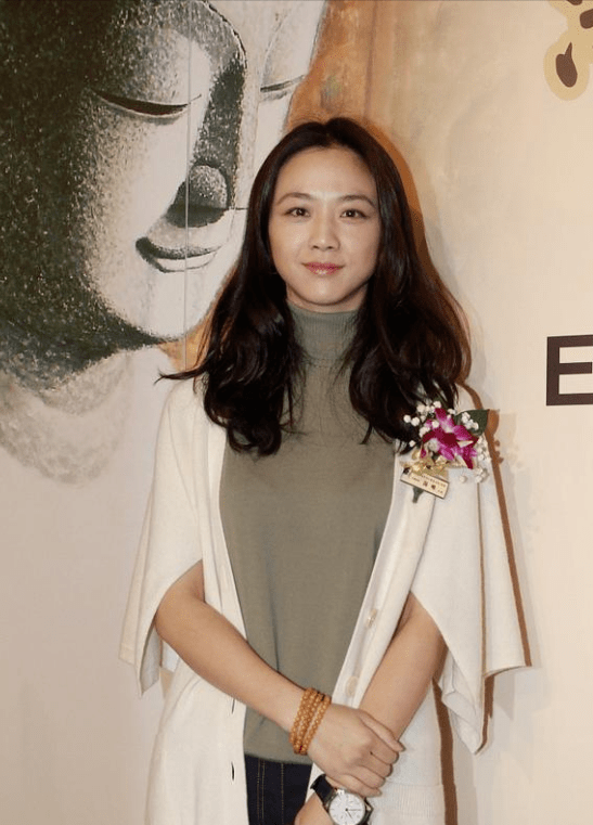 突出气质搭配技巧:皮带石英手表,体现气质再来说说汤唯这一次选择的