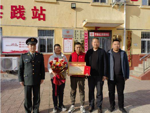 河南义马:送喜报啦!他们是"四有"优秀士兵_军人_家属_部队