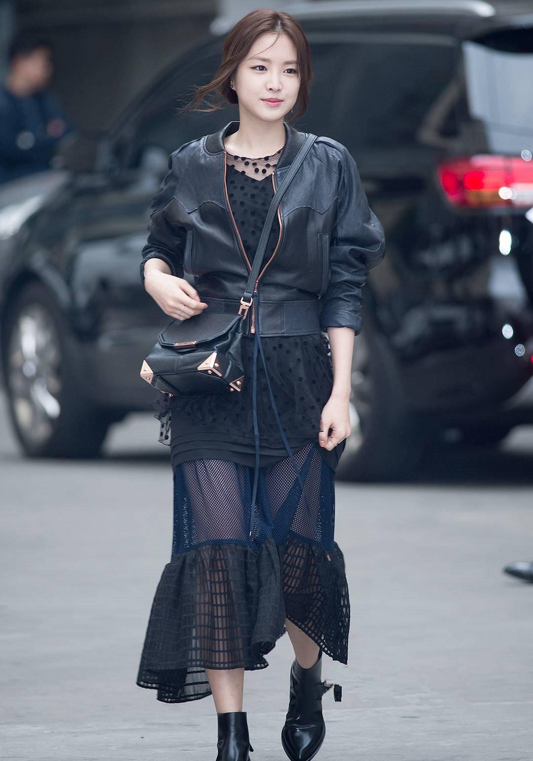 韩星孙娜恩女神私下穿搭超美,简单休闲又很时尚,高级