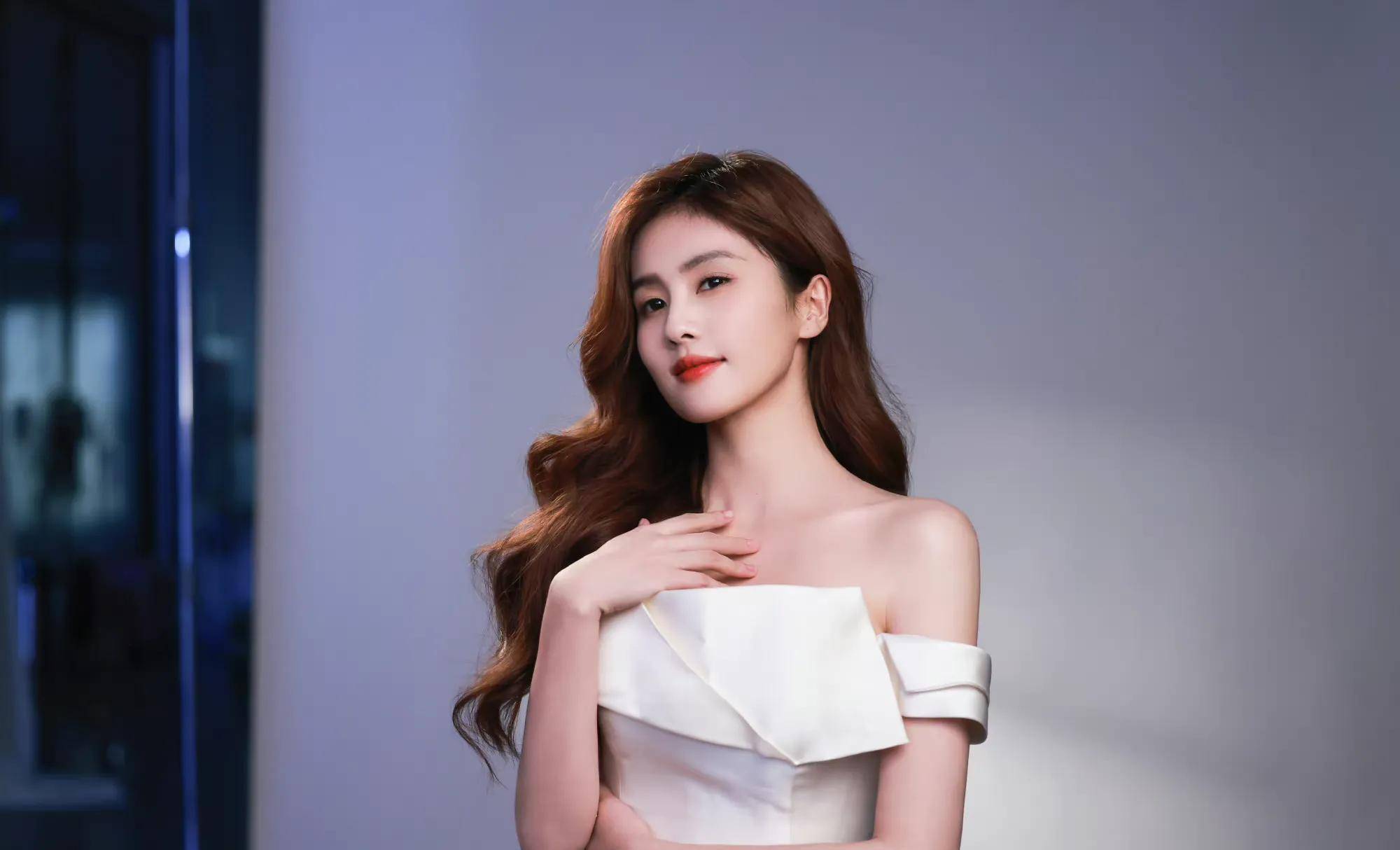 白鹿在这里的妆容也非常淡雅精致,大波浪的卷发发型,都给人很干净的