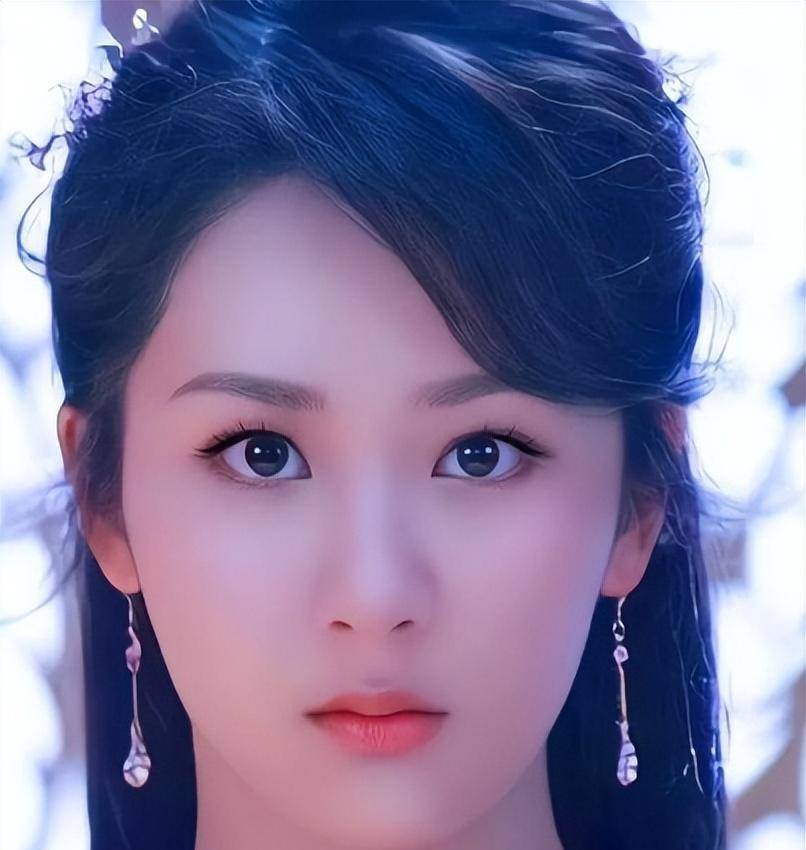 抛开她发布的精修图不提,在媒体的镜头中,杨紫的脸经常是一副肿胀的