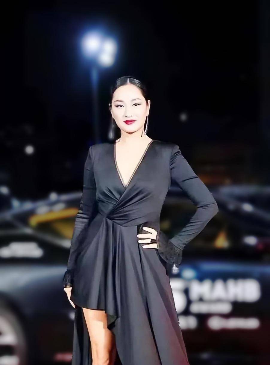 瞿颖不愧是超模,不规则深v裙穿出霸气感,一双"健美腿"超耐看_黑色_美