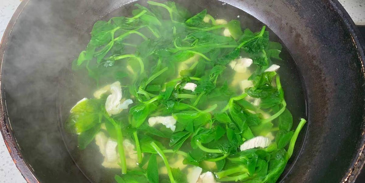 最后把瘦肉片煮熟,这时候豌豆荚尖也煮熟了,直接关火即可,出锅前滴几