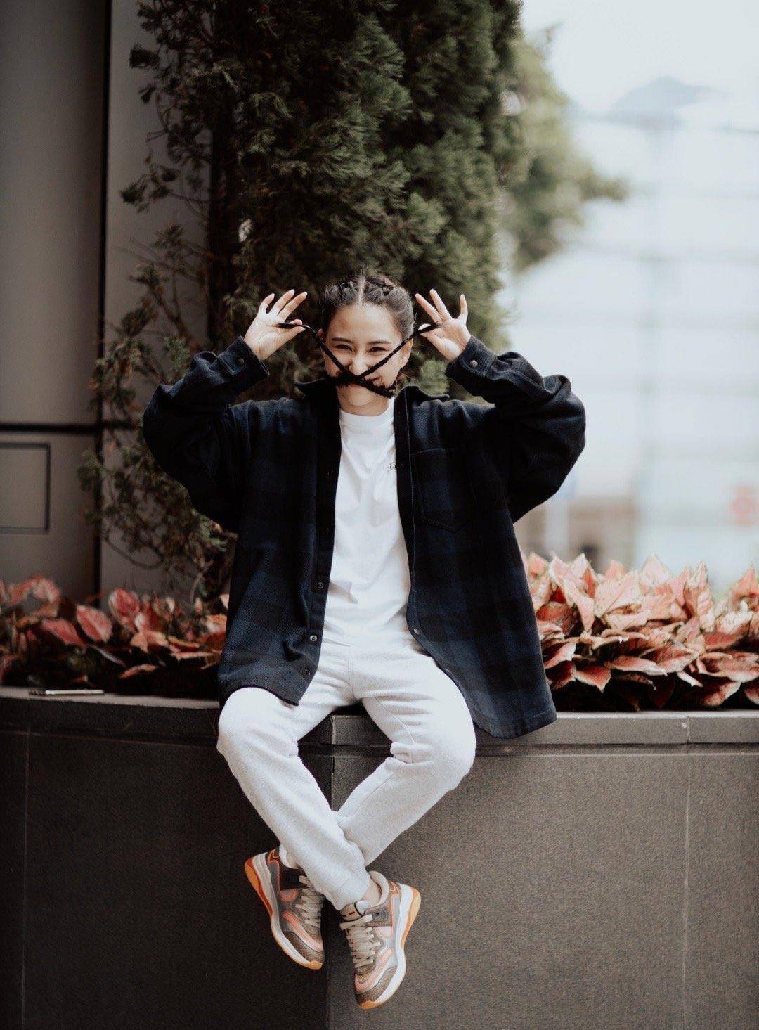 赌王女儿何超莲真清纯,运动装配麻花辫甜美十足,窦骁这回赚大了_服装