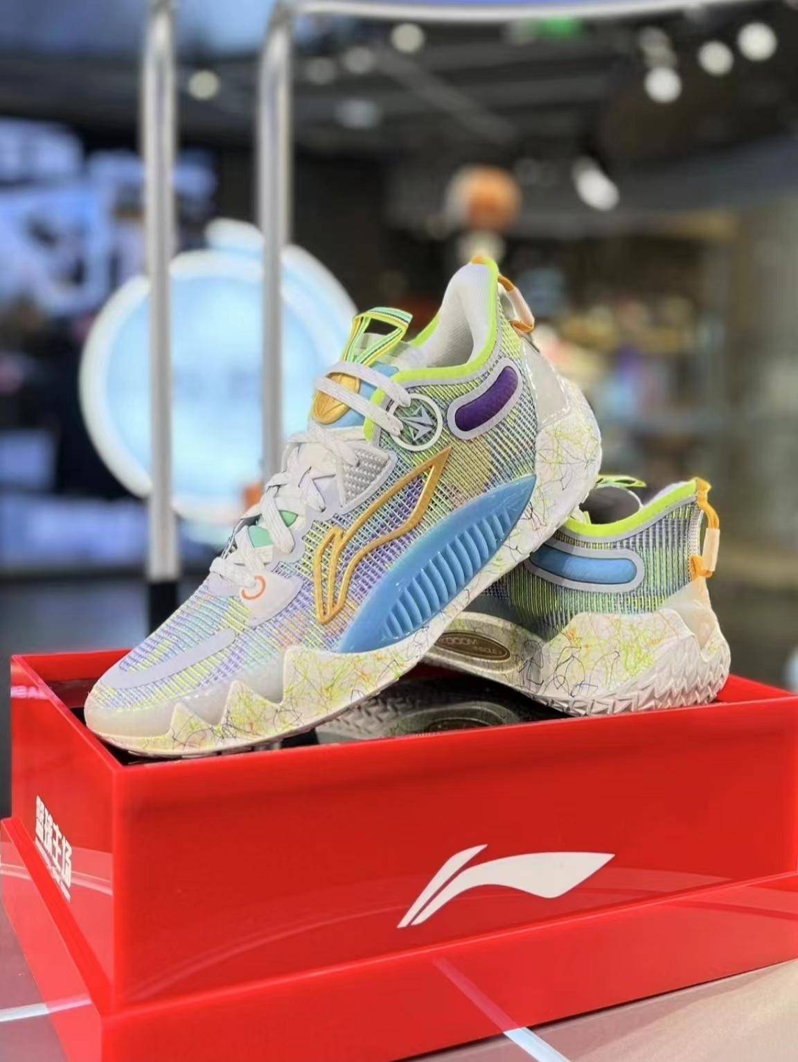 李宁巴特勒一代"金牌"配色来袭,配色略显花哨_色彩_元素_部分