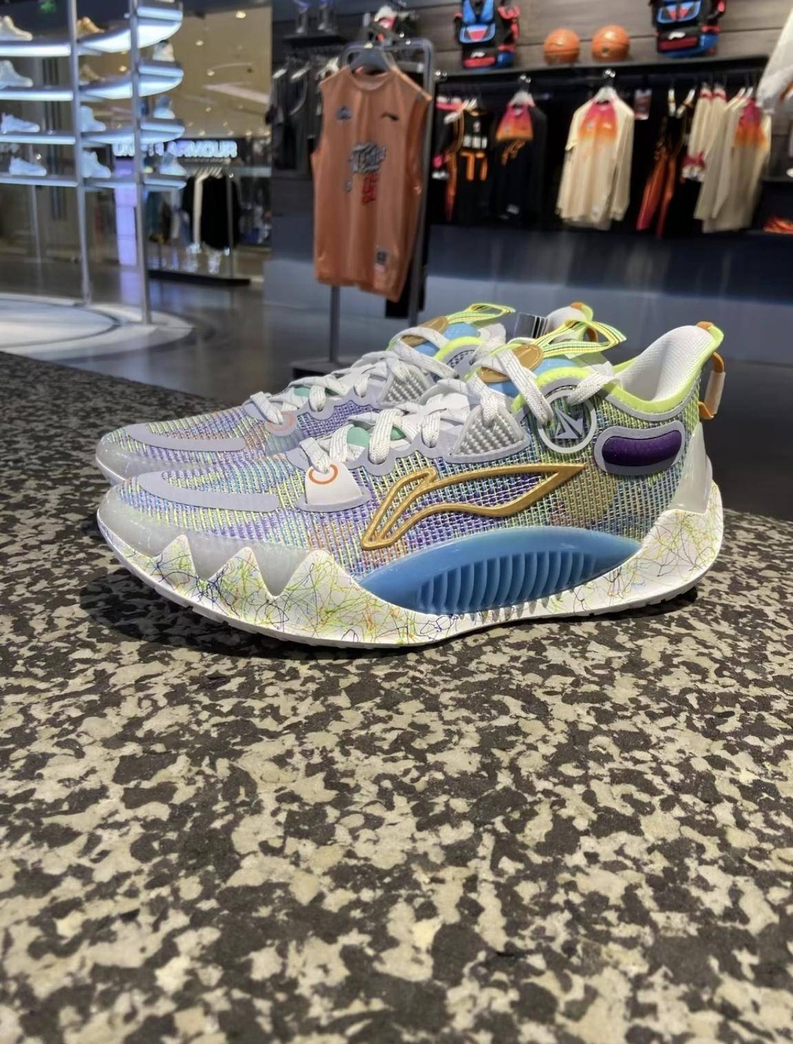 李宁巴特勒一代"金牌"配色来袭,配色略显花哨_色彩_元素_部分