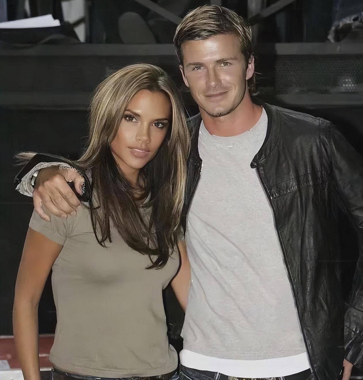 48岁贝克汉姆坐迪奥美女总裁旁边看秀,辣妹妻子穿豹纹,小腿真细