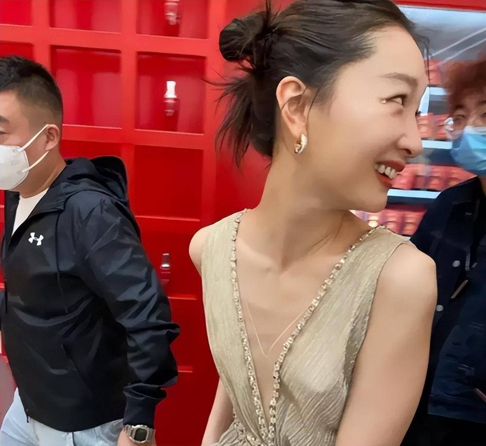 只不过照片中的周冬雨,举着哑铃的杆子可能都比自己的手臂粗.