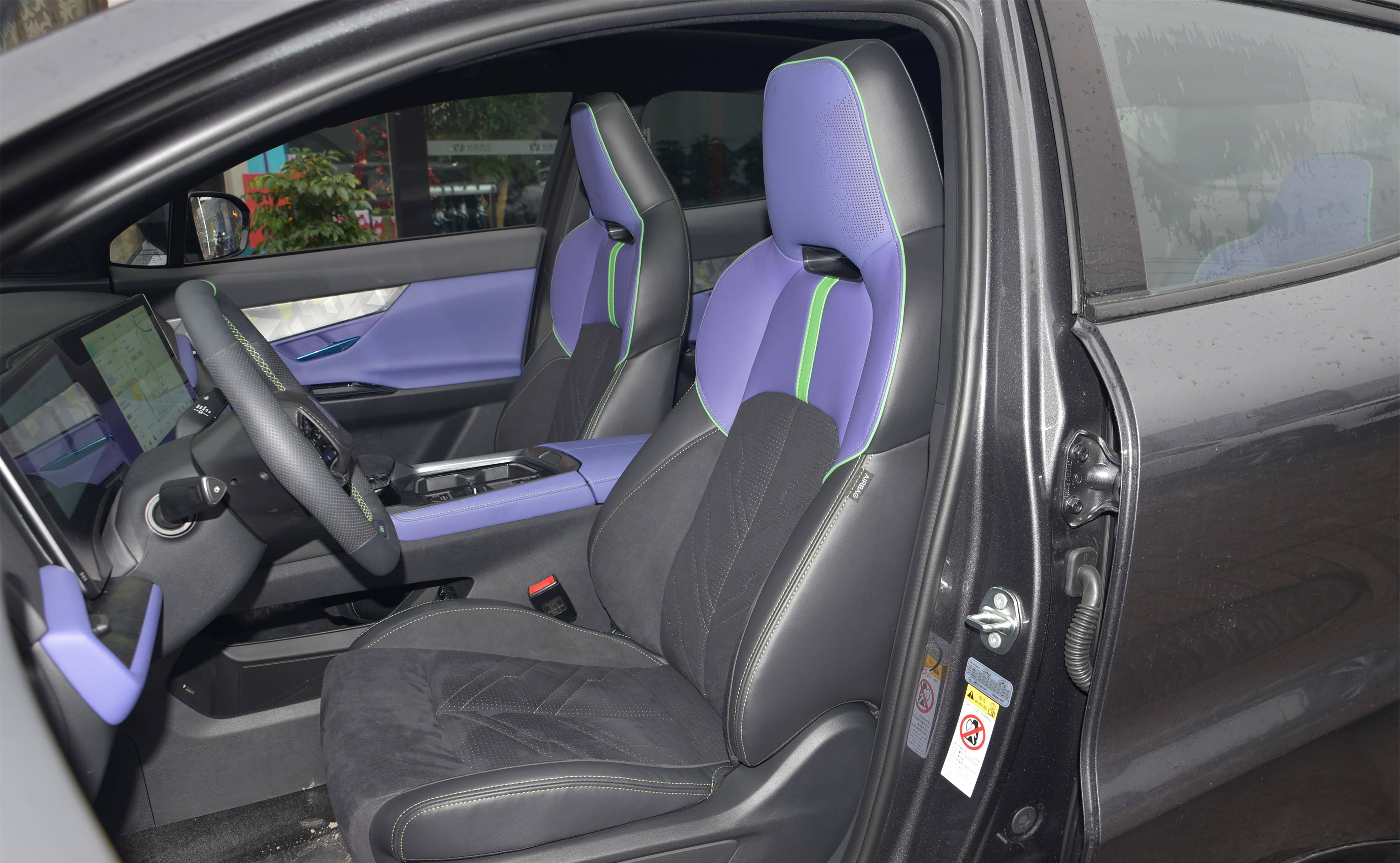 后排腿部活动空间不足两拳,特别在意大空间的朋友,uni-t可能不是最