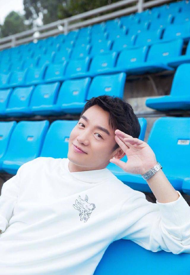 郑恺穿皮衣配皮裤真的很像皮!同一个位置,一套便宜一套高端_黑色_皮夹