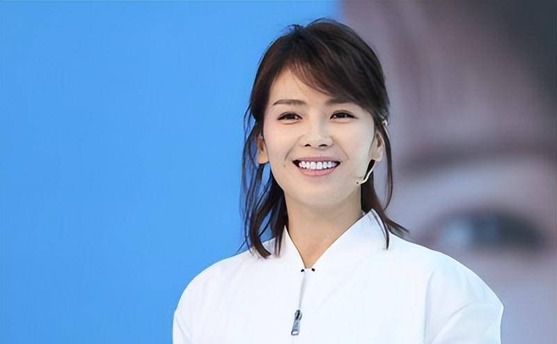 7位"歪嘴女战神":金晨时尚,刘涛大气,何琳歪到离谱_朱迅_柳岩_王心凌