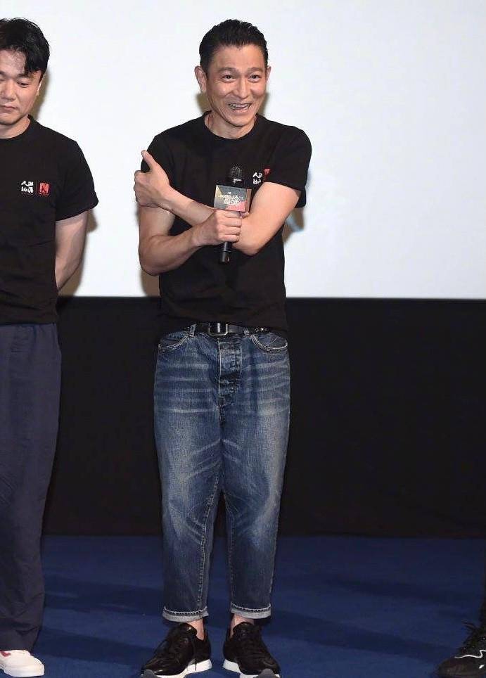 60岁的刘德华还是"华仔",他穿着宽松的牛仔裤,比小鲜肉帅多了_中年