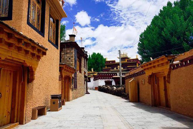 四川有座千户藏寨,藏有一座闻名国外的蜡像馆,很受