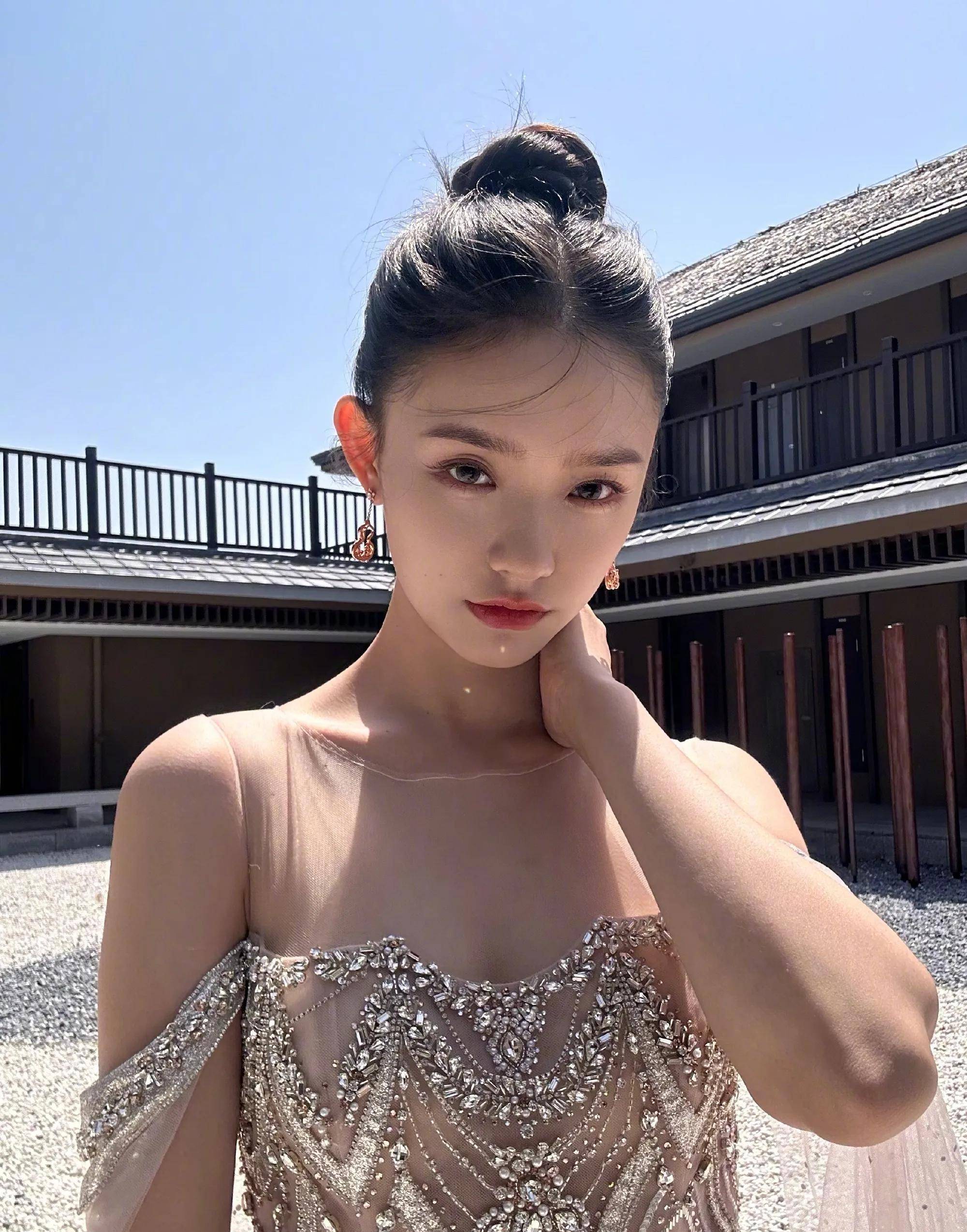 中国电影大数据盛典红毯 周冬雨穿深v骨感 林允透视装性感 袁泉飒爽