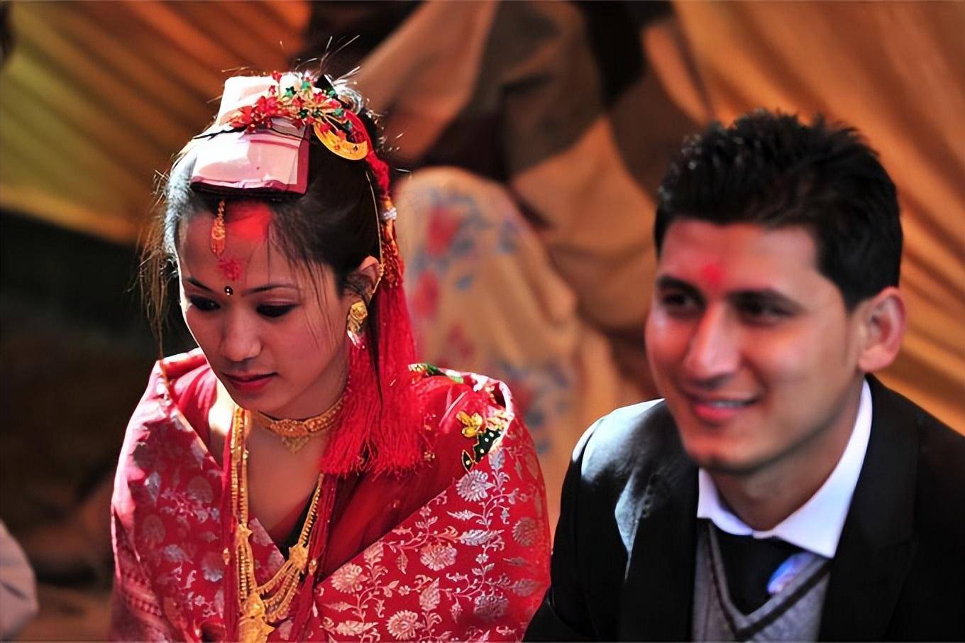 尼泊尔一妻多夫制有多尴尬?一个妻子多个丈夫,平时怎么生活?