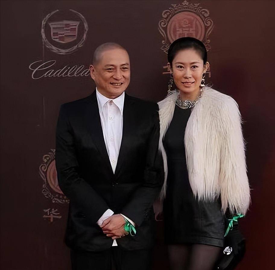 汤镇业夫妇罕见露面,小25岁娇妻长相一般但身材好,穿貂皮很贵妇_邹