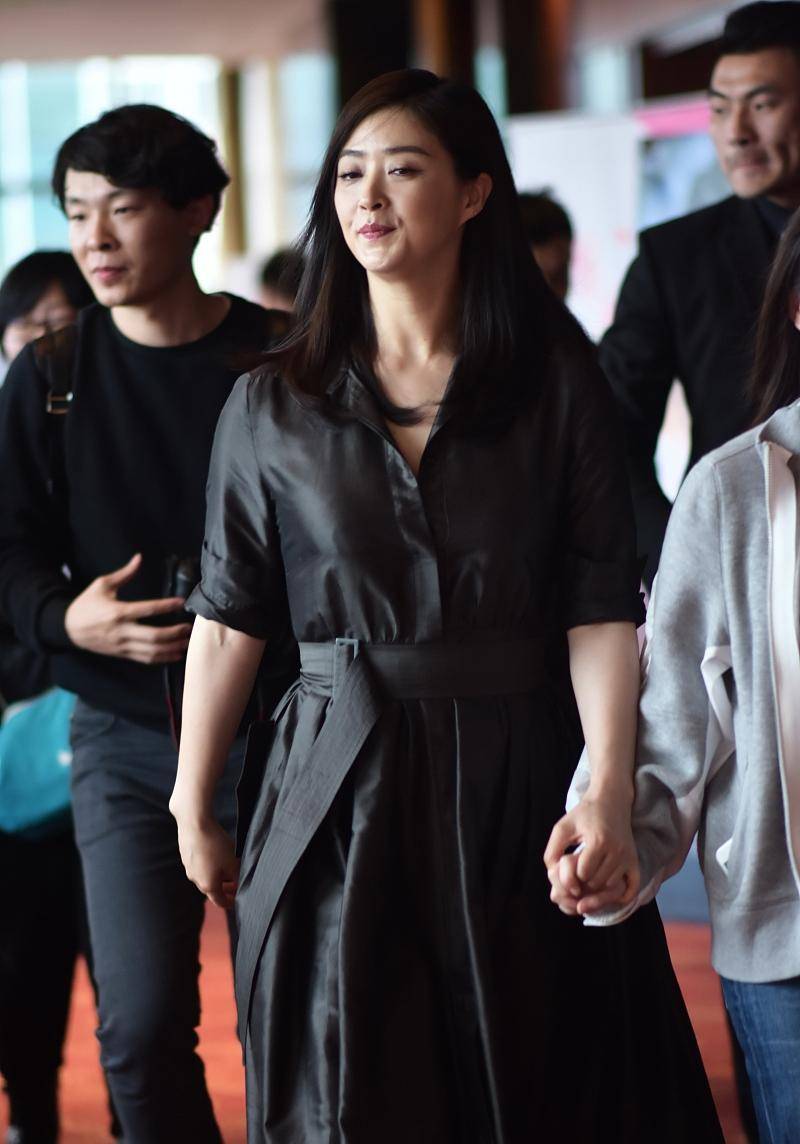 看蒋欣如何穿出时尚感,黑连衣裙系腰带高雅又气质_造型_黑色_效果