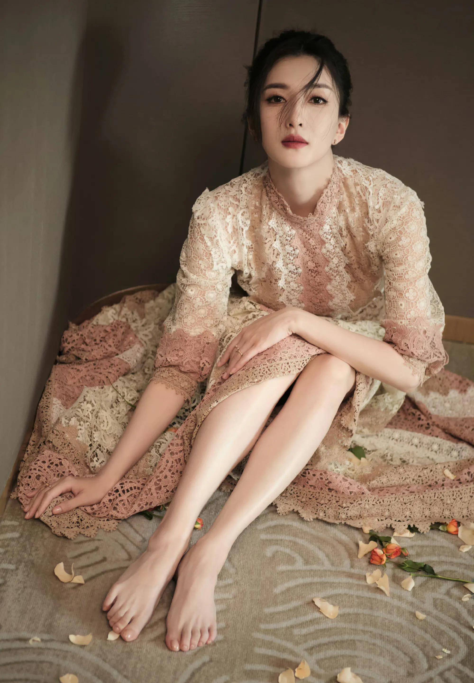 中国电影大数据盛典红毯 周冬雨穿深v骨感 林允透视装性感 袁泉飒爽