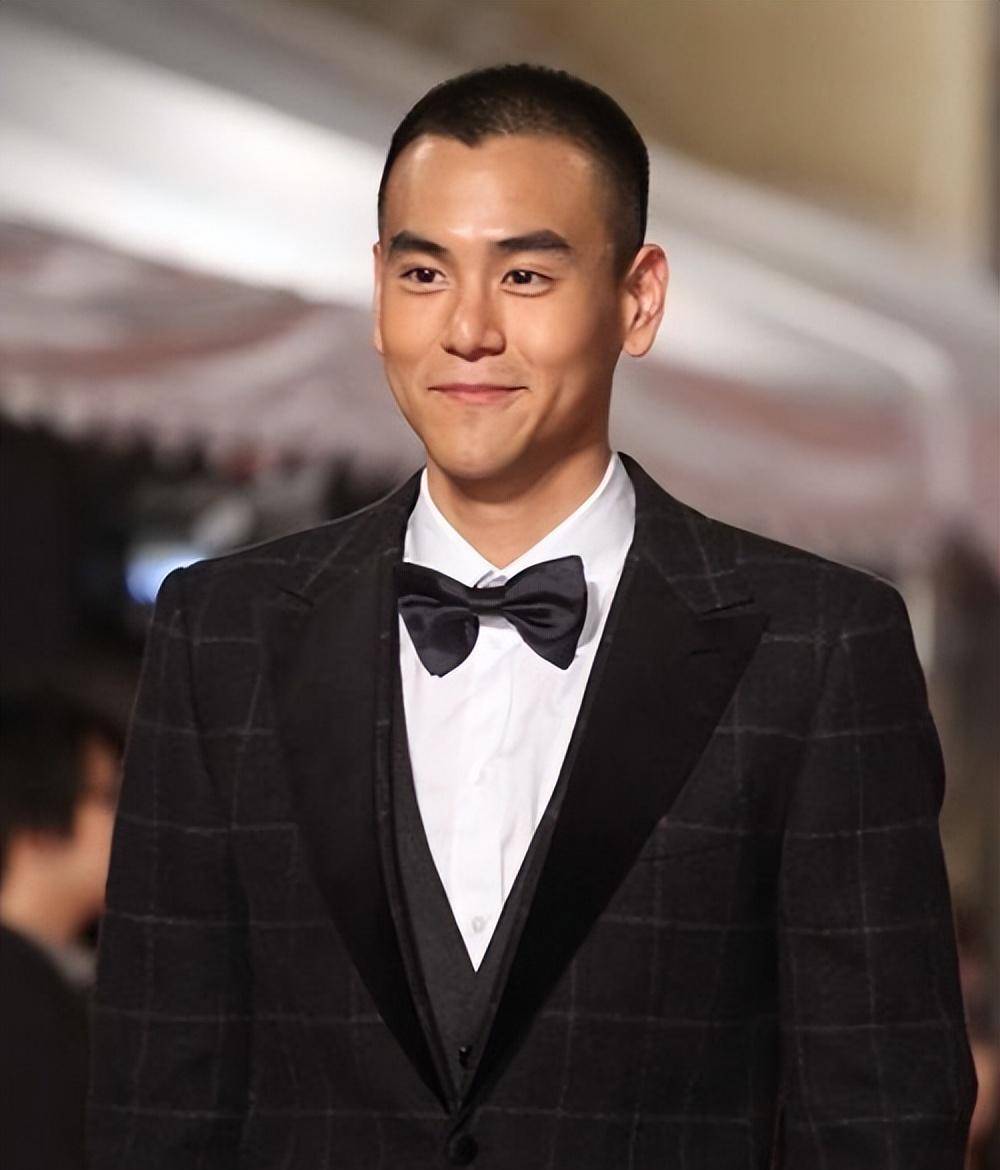 彭于晏和现在的小鲜肉不一样,再加上他是一往无前的型男大汉,颜值当然