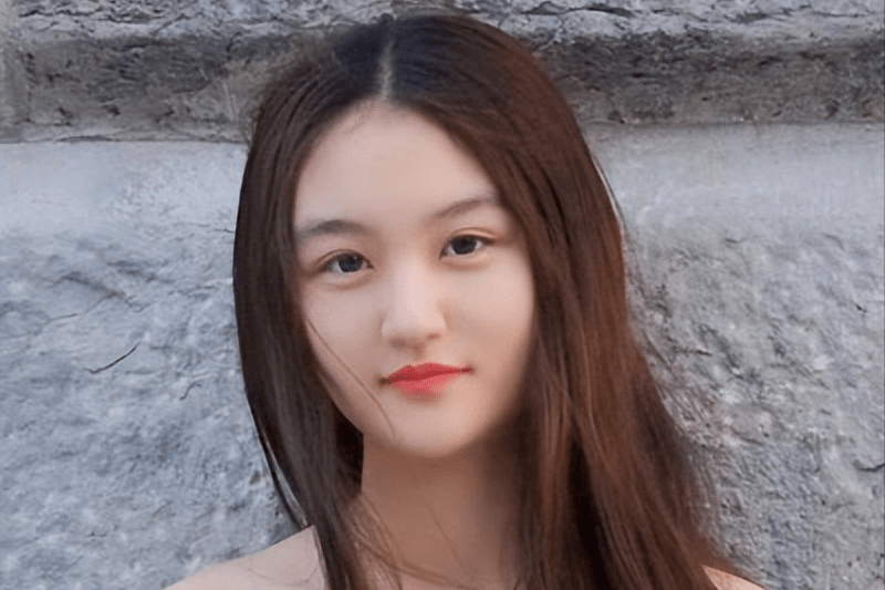 陆子艺:6岁被成龙抱上舞台,后因长残被说到退圈,现状如何?