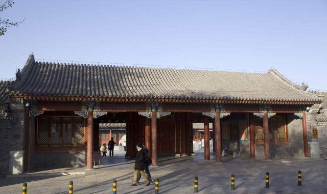 这里先说的是,林黛玉走到宁国府的门前看到了三间兽头大门.