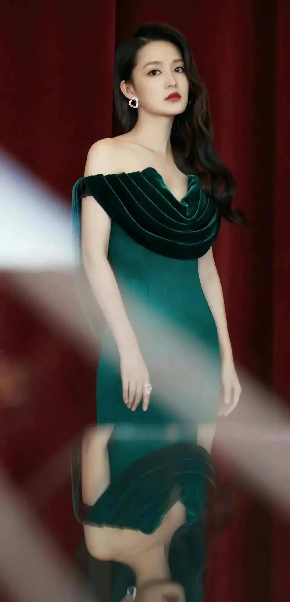 优雅李沁 一席绿色露肩礼服,女人味十足_后背_连衣裙_长发