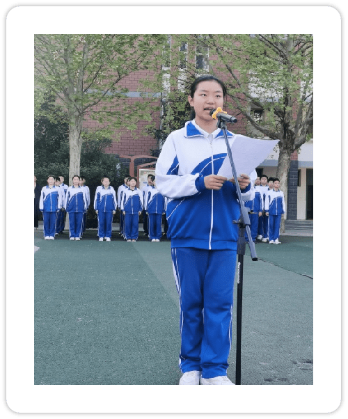 感恩生命,拥抱未来——濮阳市实验中学举行感恩主题教育升旗仪式_同学