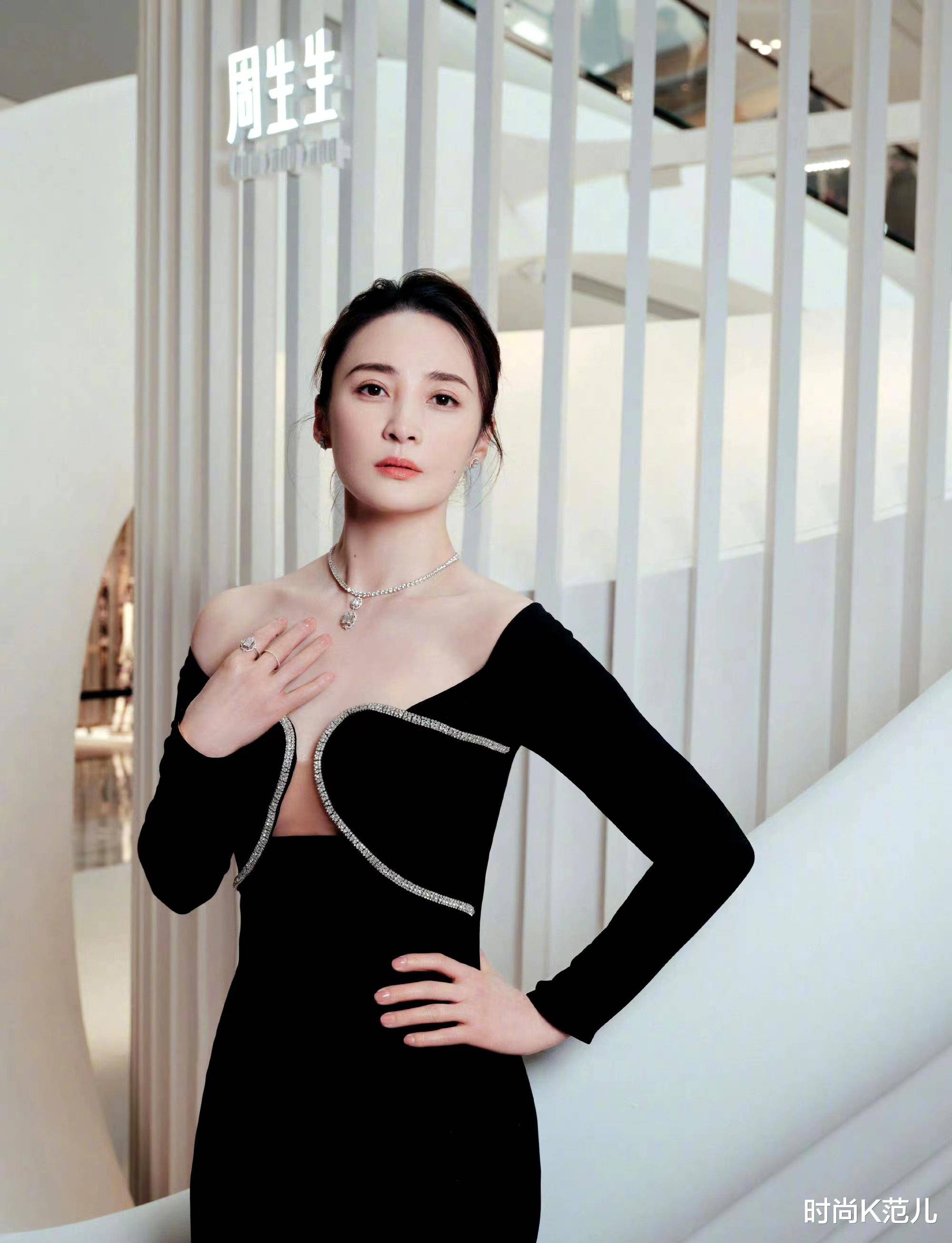 蒋勤勤出席活动,穿一条黑色露肩长裙,温柔优雅美得出众!