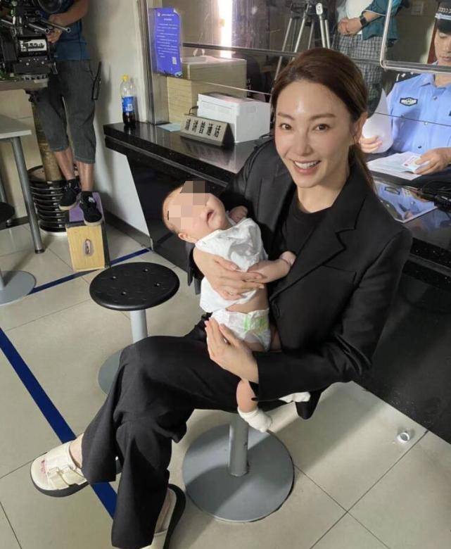 生图如同行走的骷髅,对剧组小演员宠溺疼爱_潘粤明_儿子_李泽锋