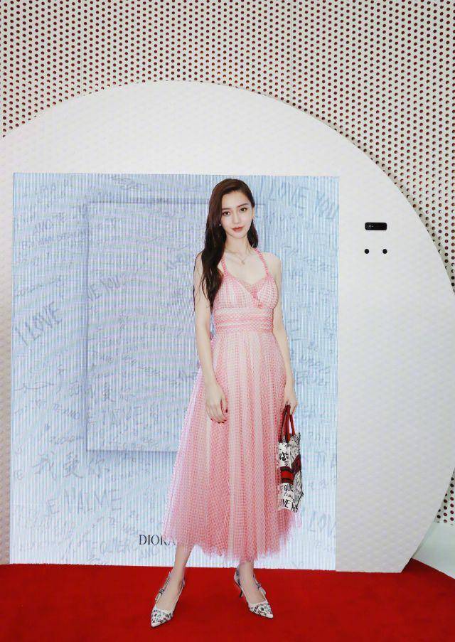 杨颖靓丽的着装造型,身穿蕾丝图案镂空人鱼裙,高贵妩媚,尽显女神_气质