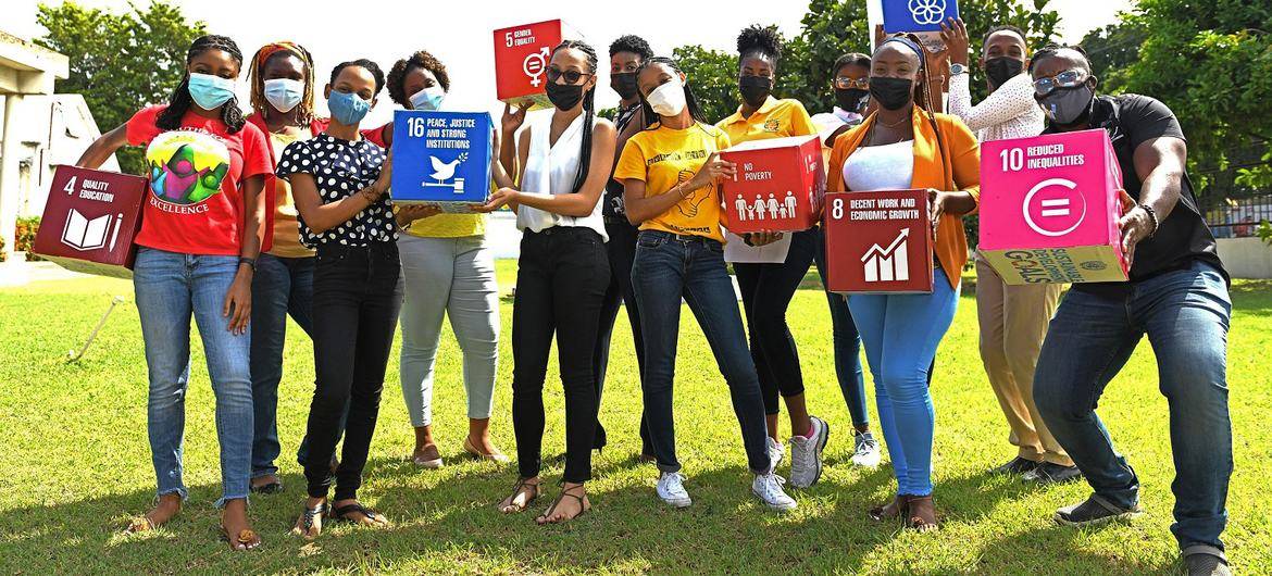 联合国驻牙买加系统 年轻人参加在牙买加举行的青年峰会.