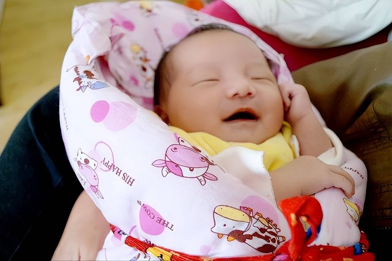 新生儿总是不自觉咧嘴笑是怎么回事？