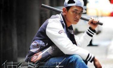 使徒行者木虱拍戏被车撞飞,年近40的他拼命拍戏只为养家糊口