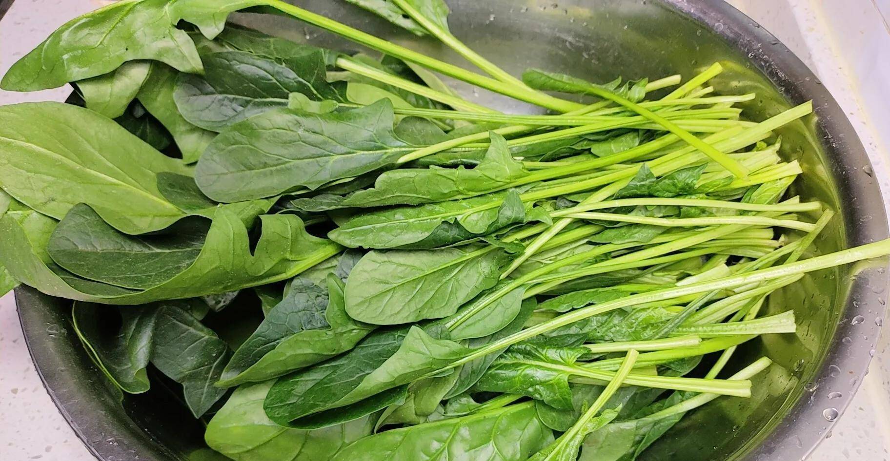 春天要多吃菠菜,教您农村老一辈人特色做法,外脆里嫩营养不流失_时候