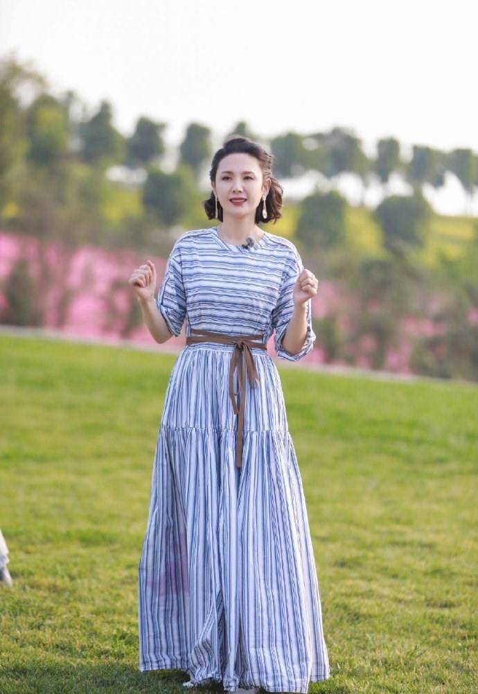 程莉莎体贴周到和婆婆出门还特地穿了一条及踝裙优雅端庄的