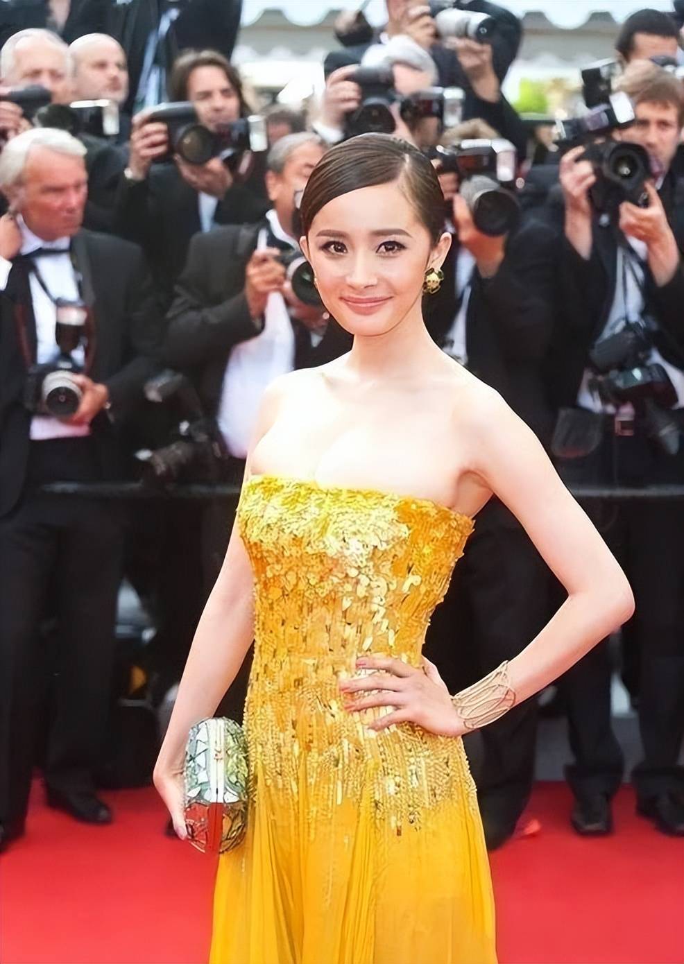 杨幂最想删的照片,红毯逗留太久被驱逐,胸贴意外走光,太尴尬了_礼服