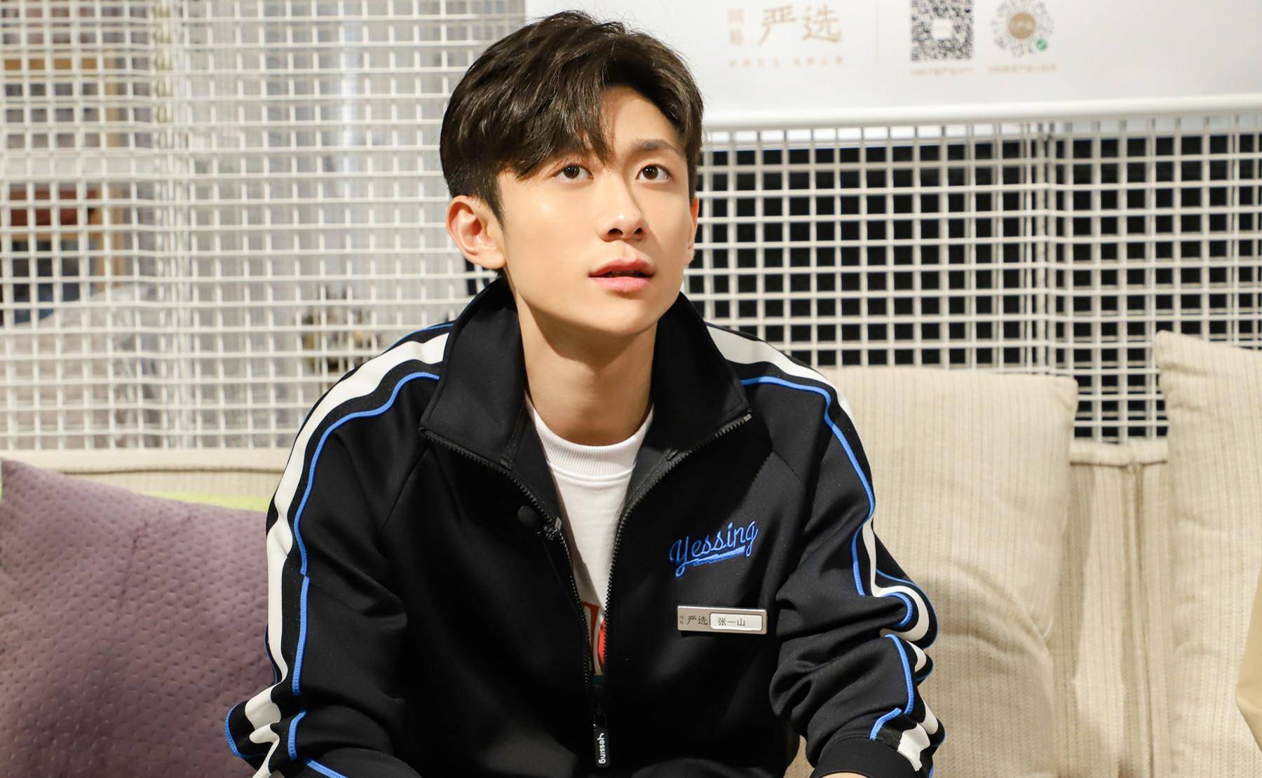 张一山与关晓彤拍亲吻戏,出戏后张一山叹一口气,如释重负呀_男孩_女孩