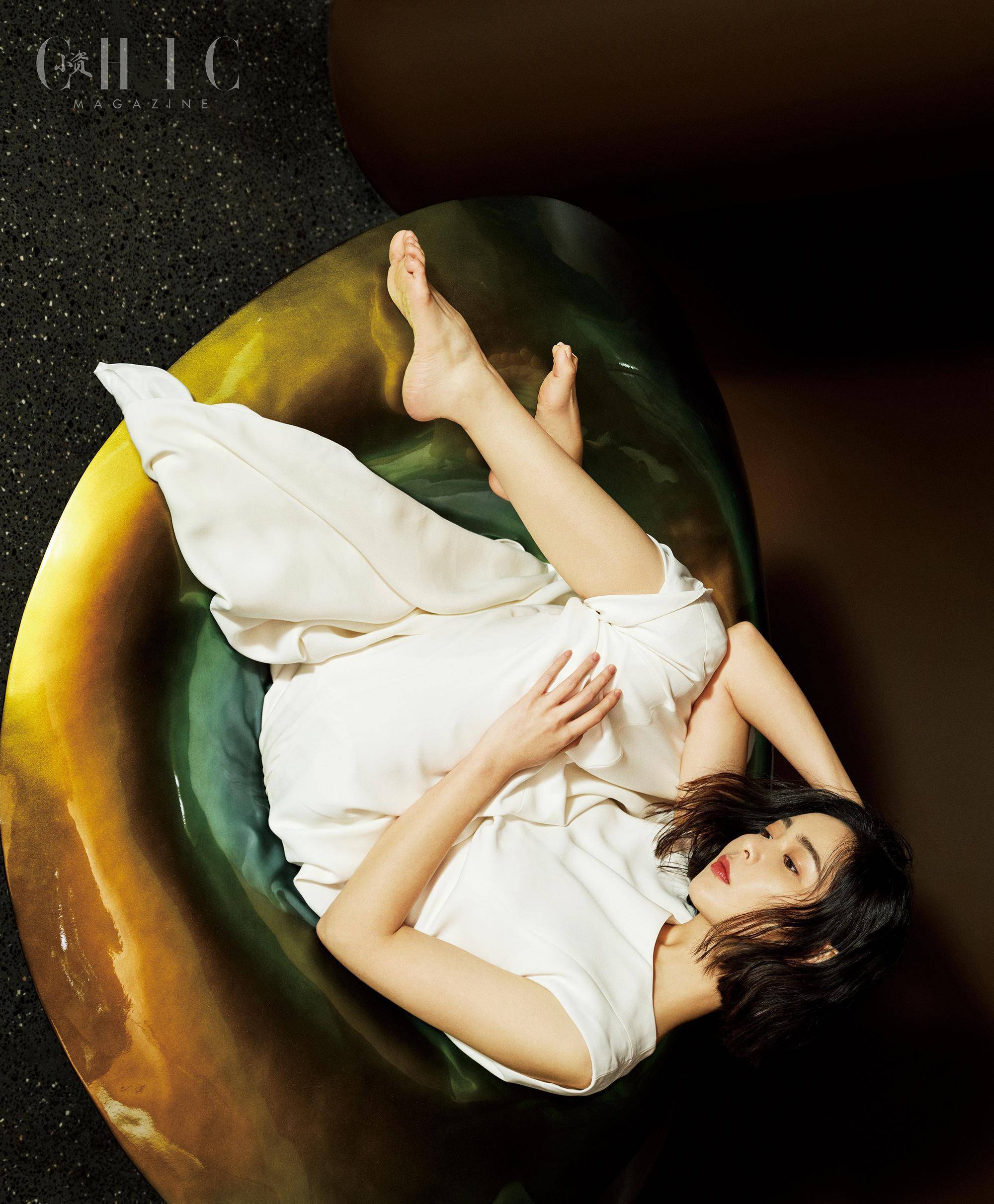 高叶《小资风尚》封面,深v真空展示曼妙身材,露腰白
