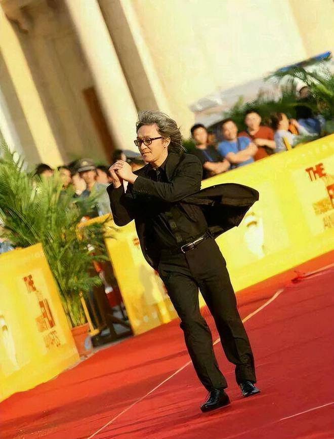 周星驰的穿衣技巧,将上衣塞进裤子里,精明强干,英姿勃发_服装_风格