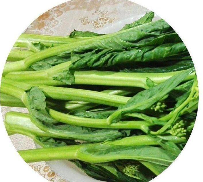选用本地芥菜心,洗净,晾干.