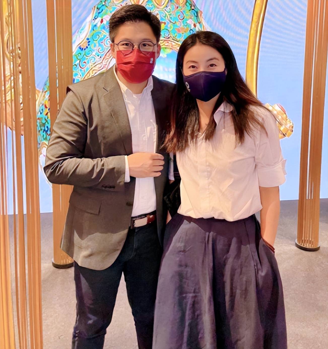 霍启刚一家五口逛故宫,郭晶晶买10元雪糕,霍中曦紧牵俩妹妹的手_长城