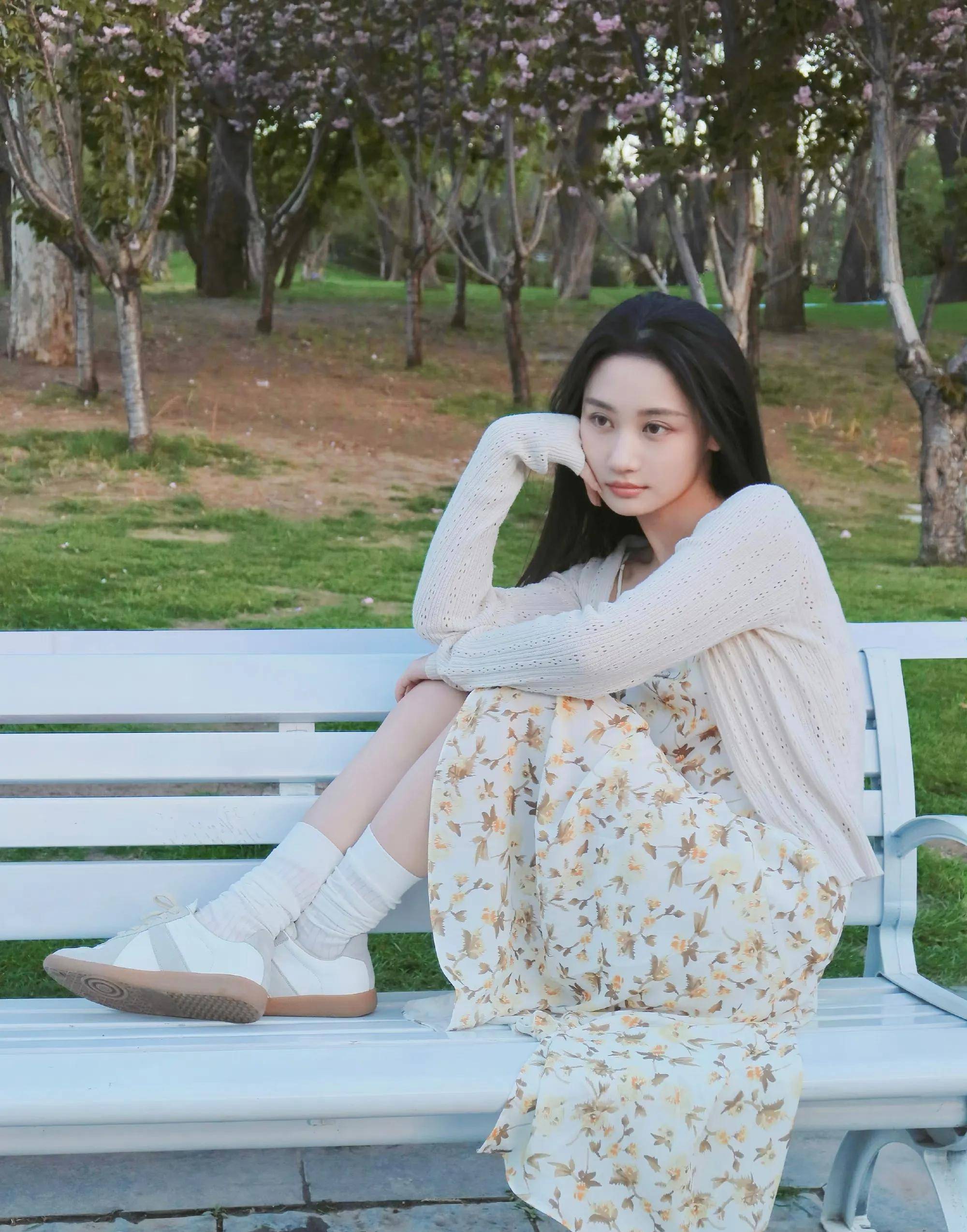 何宣林穿吊带碎花裙漫步樱花树下 浪漫柔美 又纯又欲_黑长直_拍照片